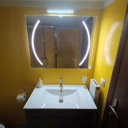 Apartman Cozy Apt! Friends & Family - Private Paid Parking