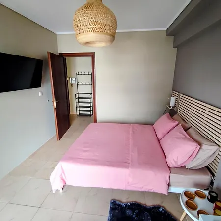 Apartman Cozy Apt! Friends & Family - Private Paid Parking Szaloniki